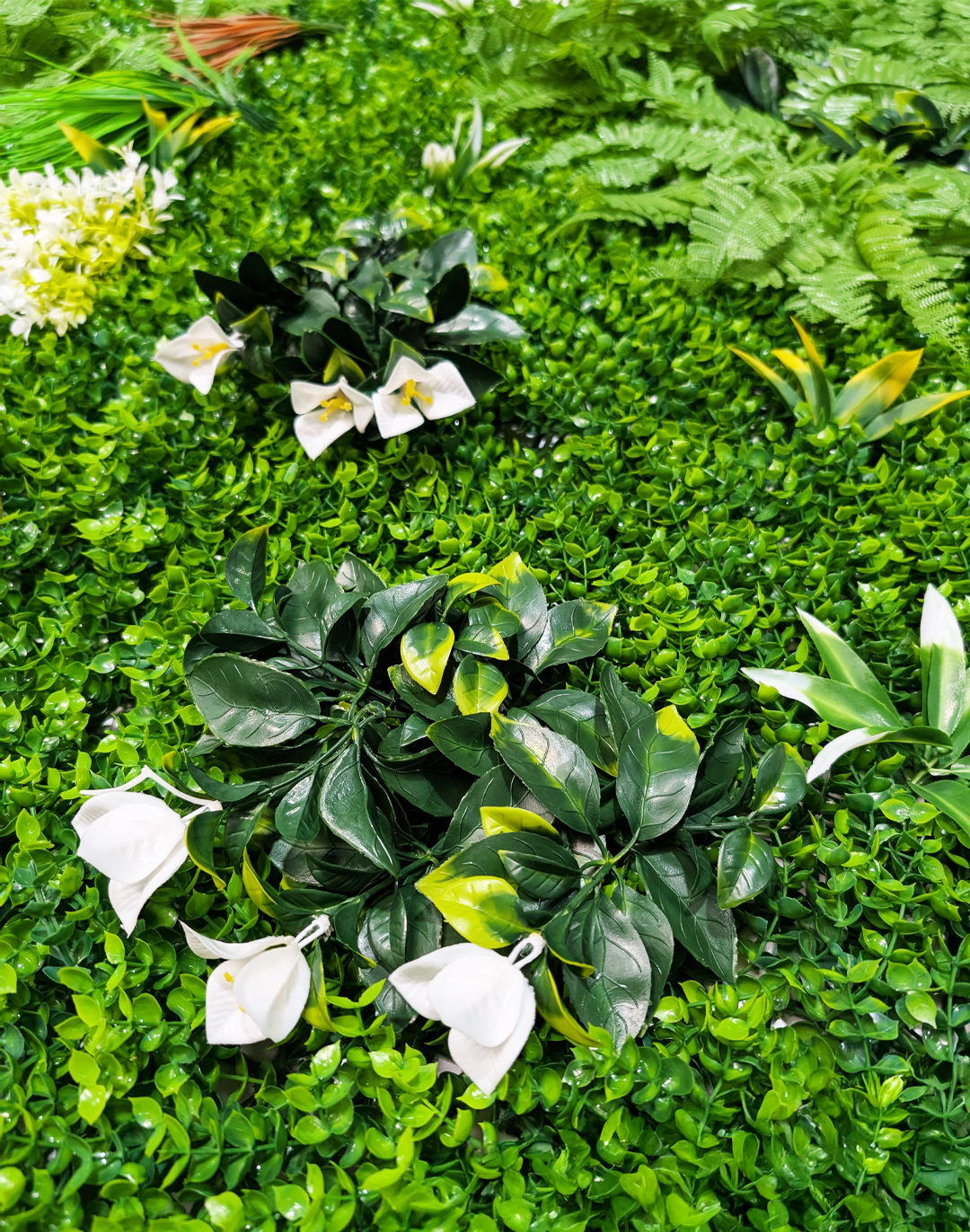 Pflanzenwand - Ferns & Flowers - 100x100 cm Akustil Pflanzenwand mit grünen Blättern weißen Blüten und Farnen als dekorative Wandgestaltung