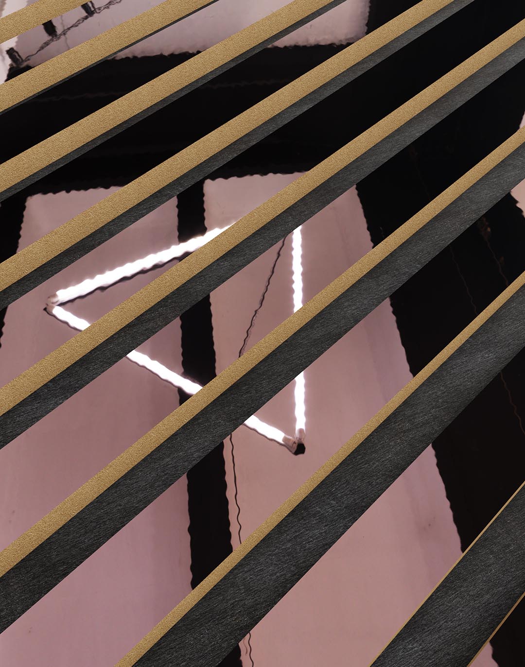 Akustikpaneel Classic - Mirror Rosé (81) - 240x60 cm Roségold PVC Wandpaneel mit Spiegeloptik und diagonalen Streifen in Gold-Schwarz für moderne Innenräume