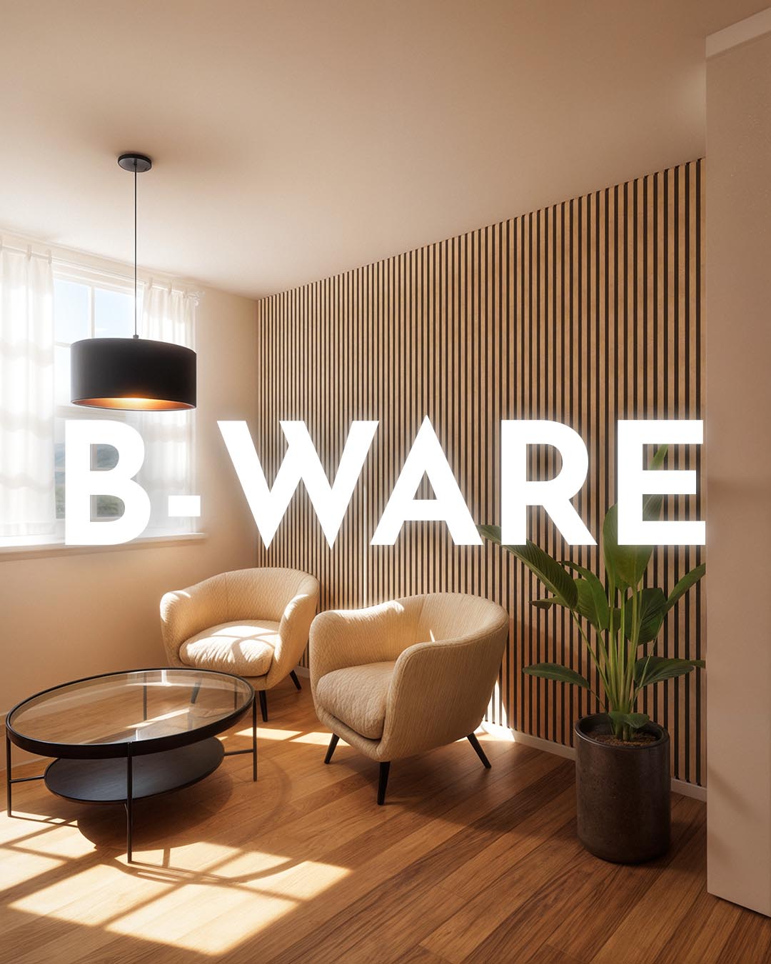 B-Ware für 20€ Wohnzimmer mit AKUSTIL Holz-Akustikpaneel B-Ware Eiche dunkel als Wandverkleidung mit Sessel und Pflanze