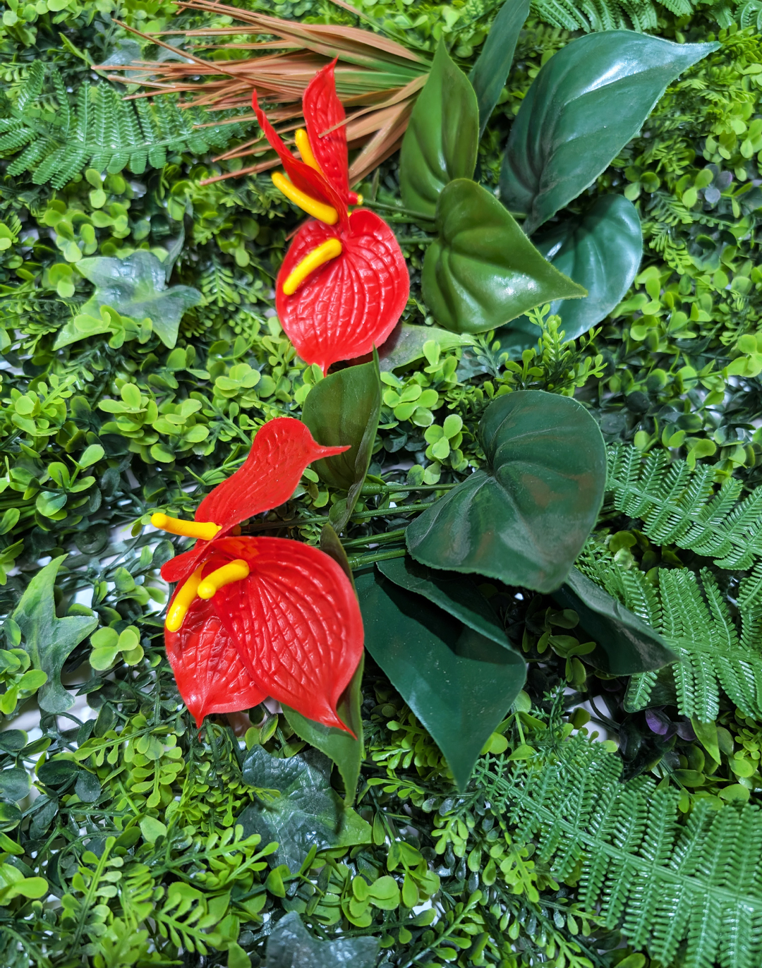 Pflanzenwand - Tropical Whisper (265) - 100x100 cm Künstliche Pflanzenwand Tropical Whisper mit roten Anthurien und tropischen Blättern AKUSTIL Wandpaneel