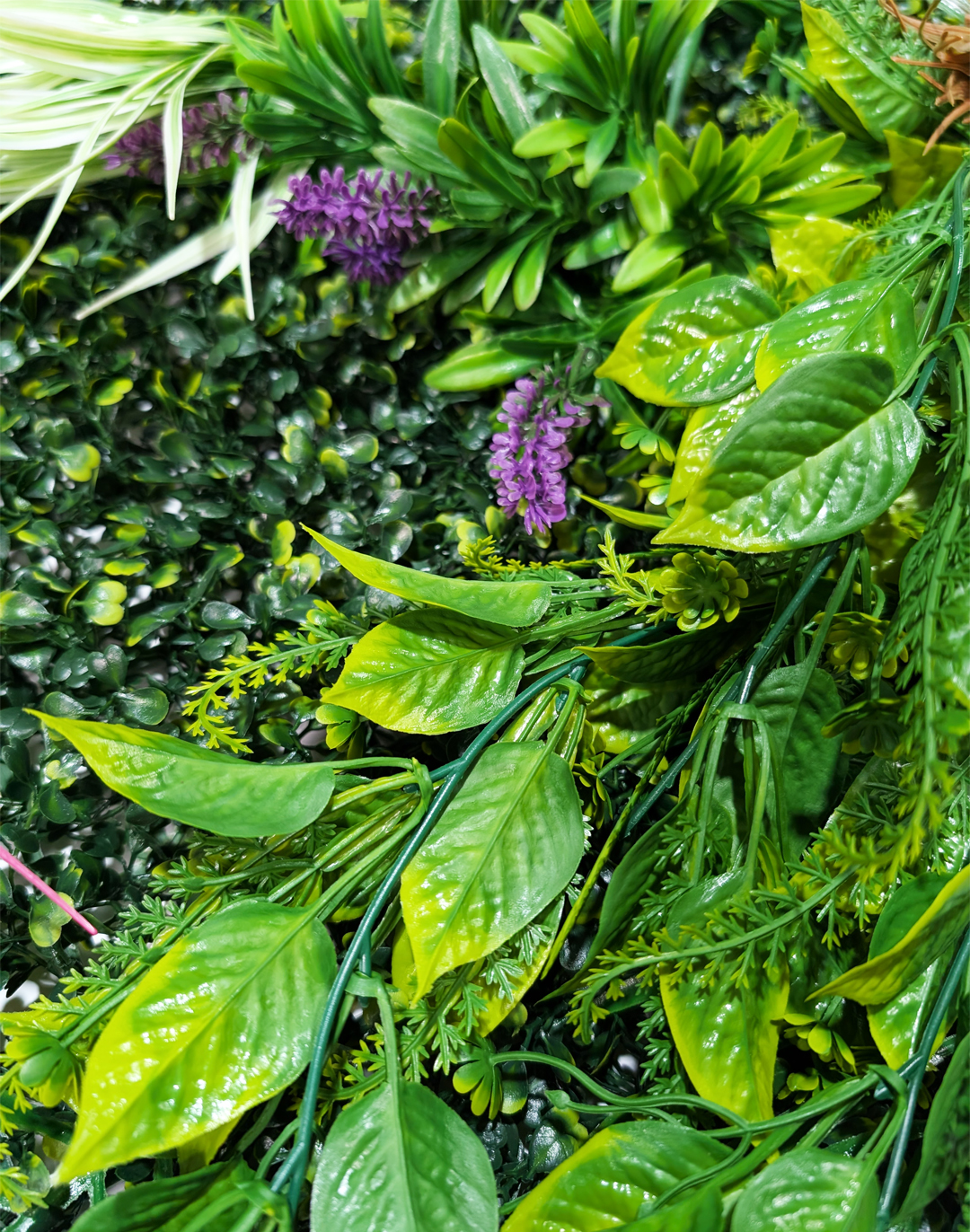 Pflanzenwand - Majestic Garden (262) - 50x100 cm Künstliche Pflanzenwand mit grünen Blättern und lila Blüten – AKUSTIL Verdant Aura Wandpaneel