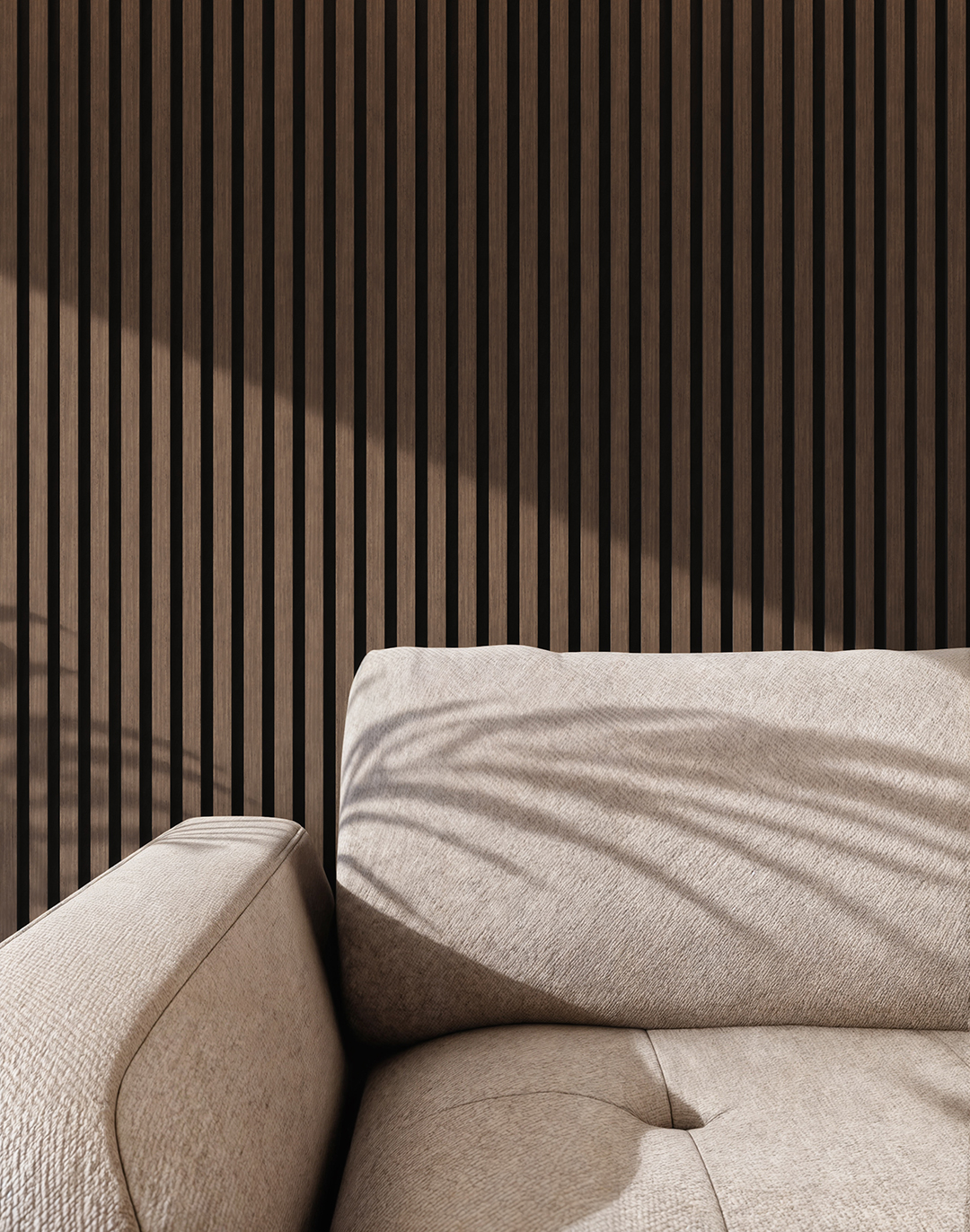 Akustikpaneel Classic - Walnuss (01) - 240x60 cm Holz-Akustikpaneel Aged Mahagony an Wohnzimmerwand hinter beigem Sofa – AKUSTIL Wandpaneel DZ01