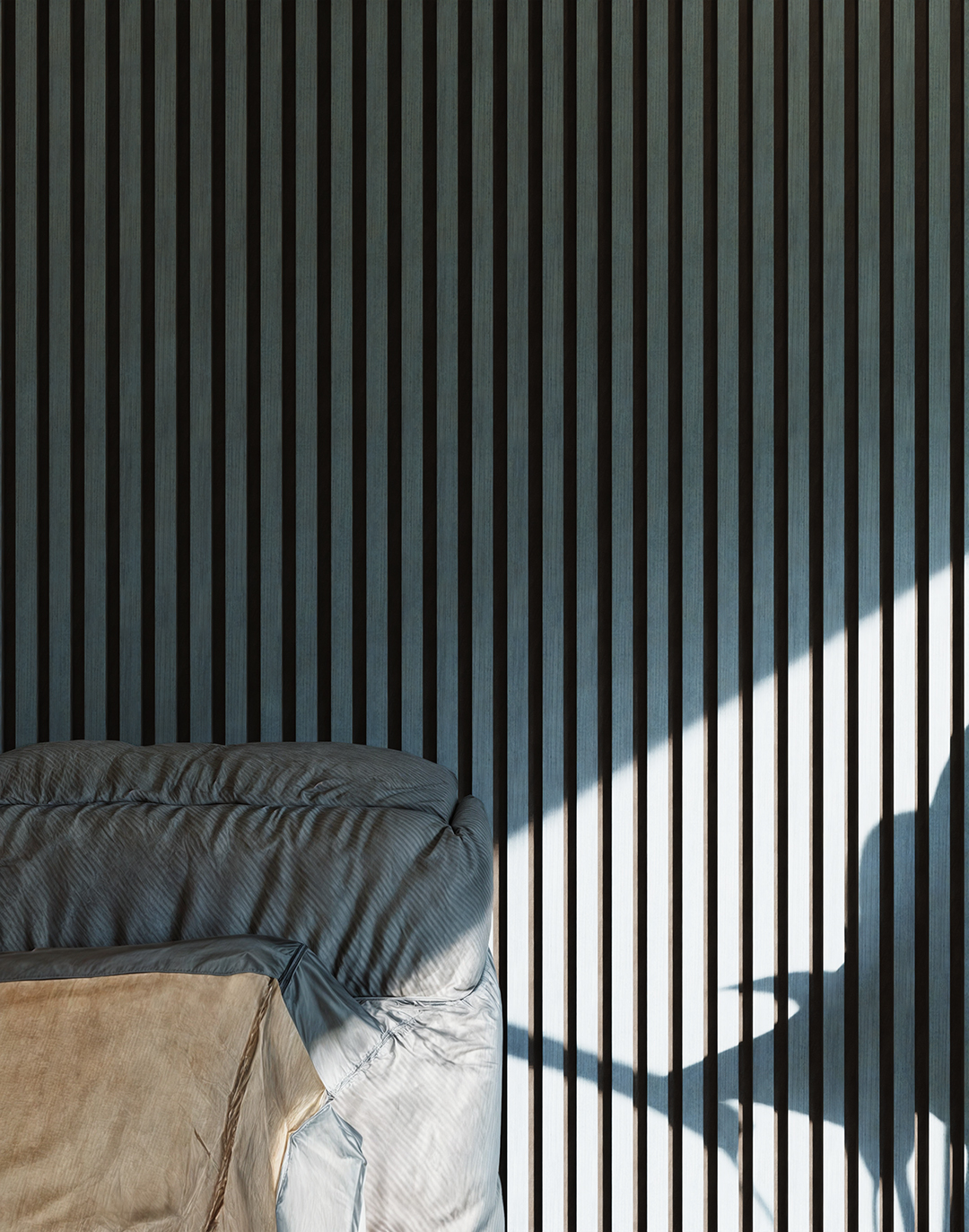 Akustikpaneel Classic - Ocean Blue (82) - 240x60 cm Akustikpaneel Ocean Blue Schlafzimmer dunkelgrüne Holzlamellen Wandverkleidung mit Sonnenlicht Schlafzimmer AKUSTIL