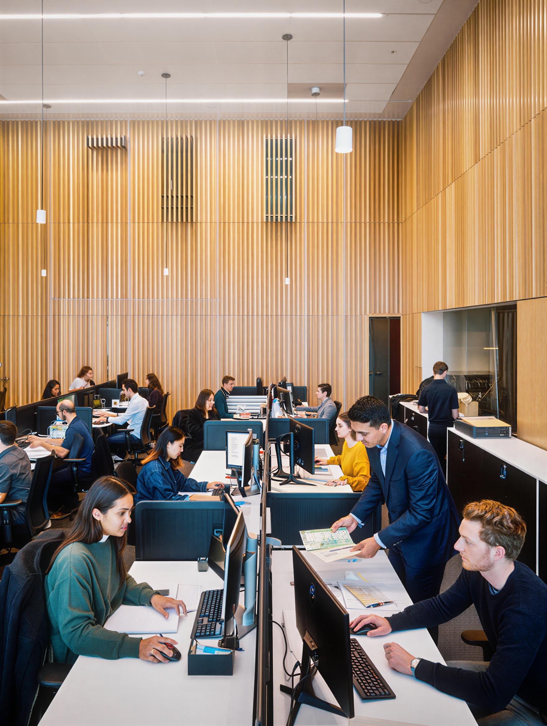 Wie erreiche ich den maximalen Schallschutz? Holz Akustikpaneele Büro Schallschutz Wand natürliches Design moderner Arbeitsplatz AKUSTIL