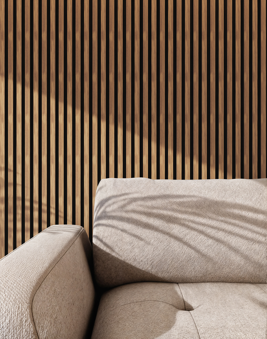 Akustikpaneel Classic - Golden Teak (08) - 240x60 cm Holz-Akustikpaneel Golden Teak DE15 hinter beigem Sofa – Wandverkleidung Wohnzimmer AKUSTIL