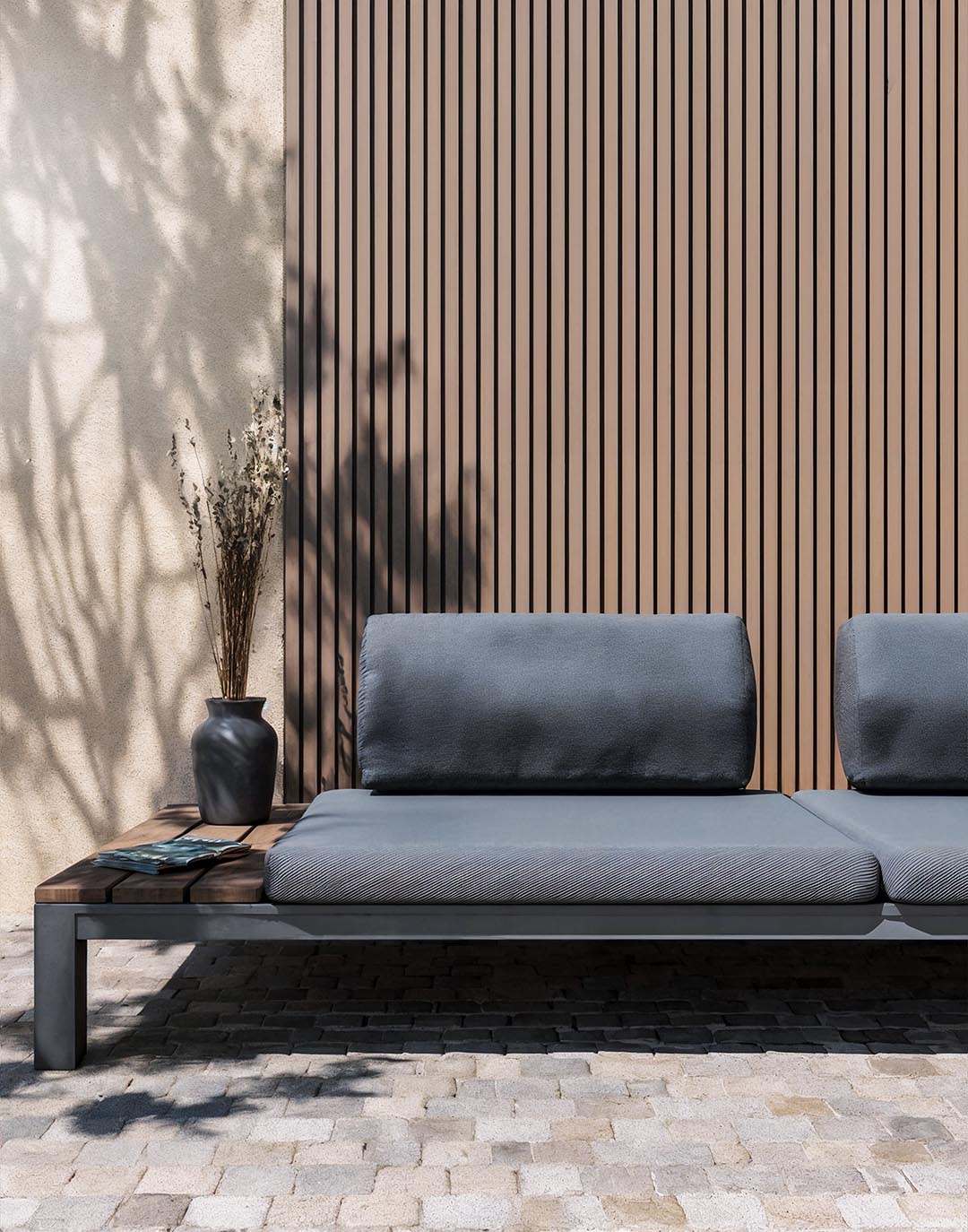 WPC Wandpaneel Waldbraun als Außenwand-Verkleidung hinter modernem Outdoor-Sofa auf Terrasse