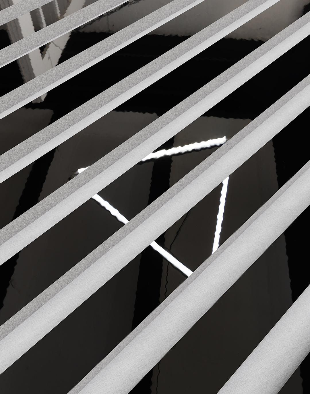 Akustikpaneel Unique Line Spiegel Schwarz Filz Grau diagonale Lamellen Detailansicht Wandpaneel AKUSTIL